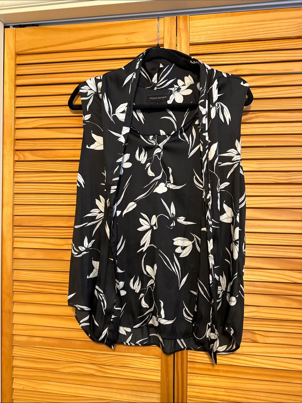 Banana Republic Black & White Floral Tie-Neck Camisole